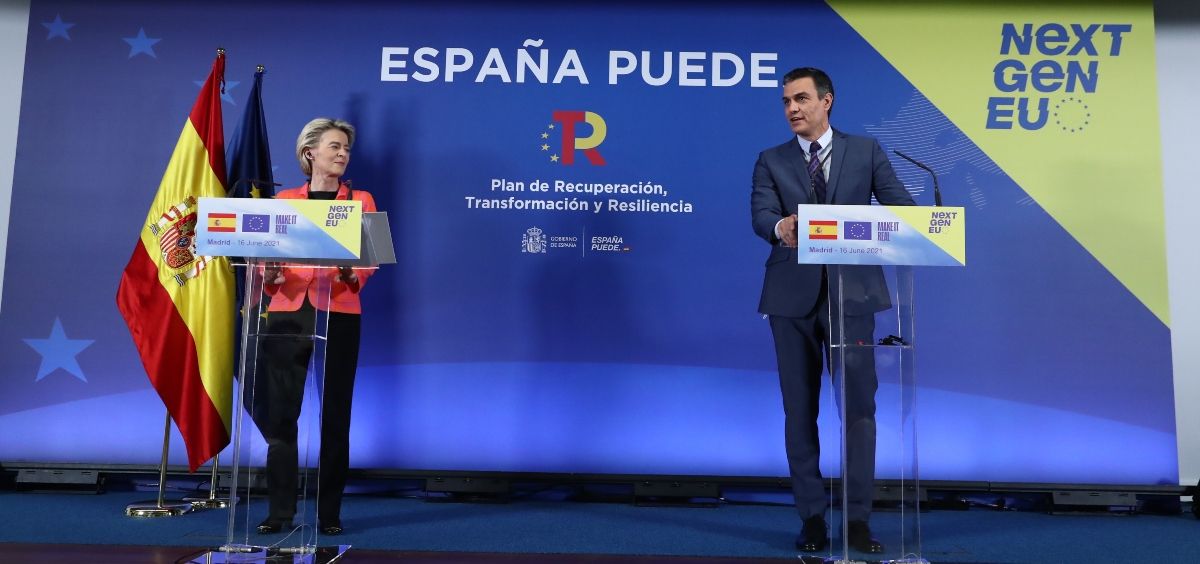 La presidenta de la Comisión Europea, Ursula von der Leyen, junto al presidente del Gobierno, Pedro Sánchez (Foto: Pool Moncloa / Fernando Calvo)