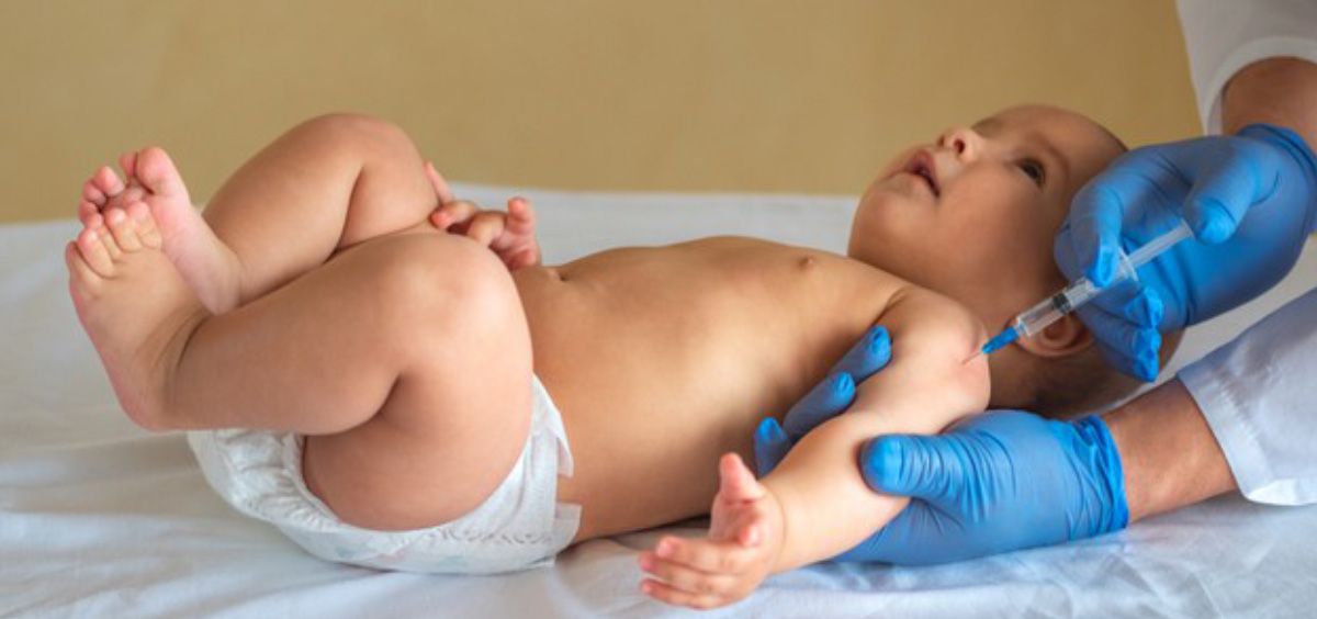 Pediatra vacunando a un bebé (Foto. Freepik)