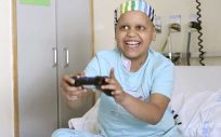 Un niño enfermo de cáncer juega a un videojuego (Foto: Fundación Juegaterapia)