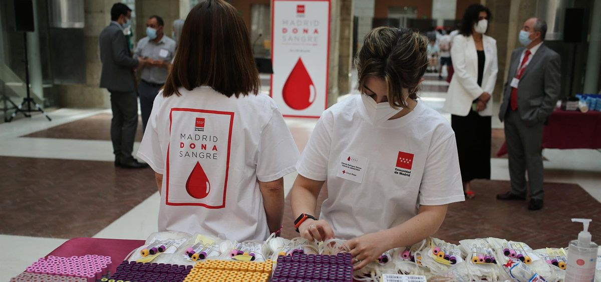 Dos voluntarias organizan los recipientes para la donación en el dispositivo puesto en marcha en la sede del Gobierno regional, la Real Casa de Correos (Foto. EP Cézaro De Luca) 