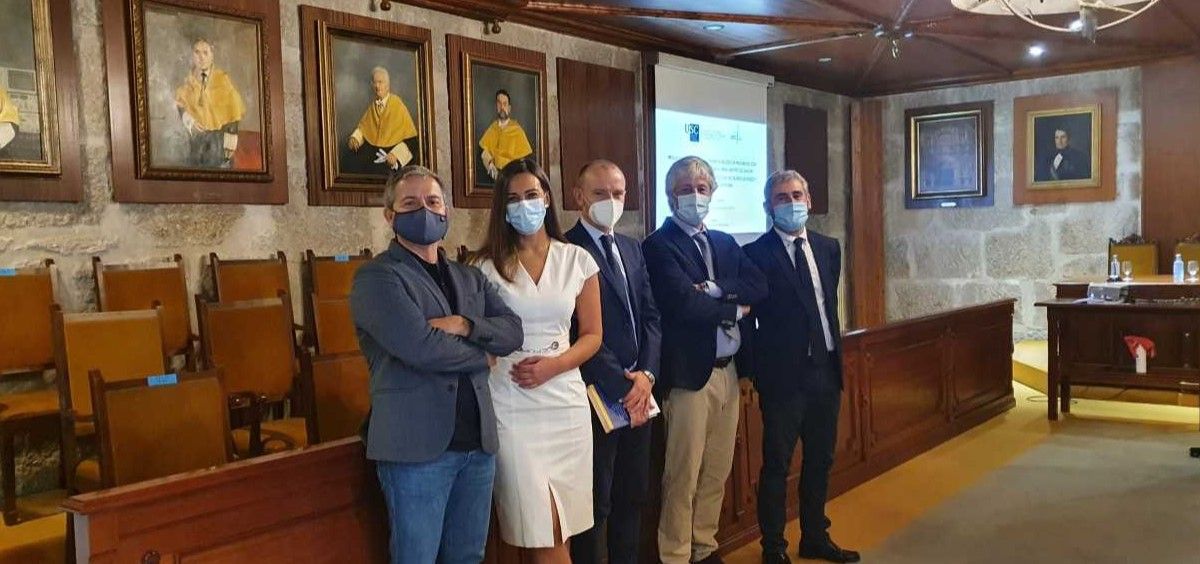 La Dra. Cid, junto con el tribunal, tras la defensa de su tesis. (Foto Relaciones Públicas de Galicia)