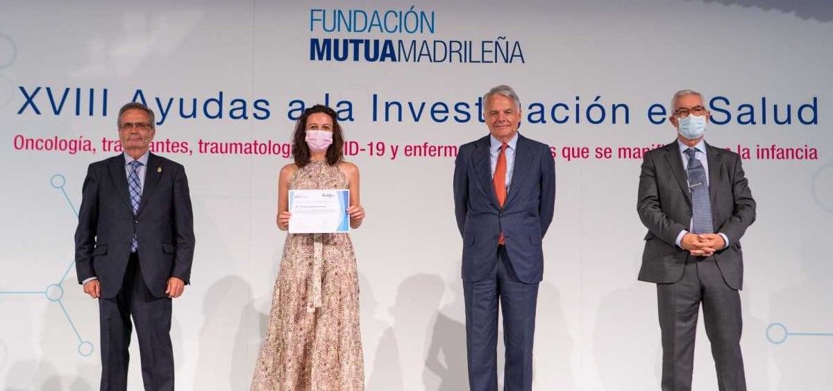 La Dra. Gloria Álvarez al recibir la ayuda de la Fundación Mutua Madrileña. (Foto Fundación Jiménez Díaz)