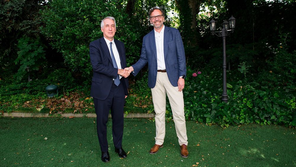 Giorgio Albonetti, presidente de EDRA, y Antonio Franco, CEO de Luzán 5, cierran el acuerdo