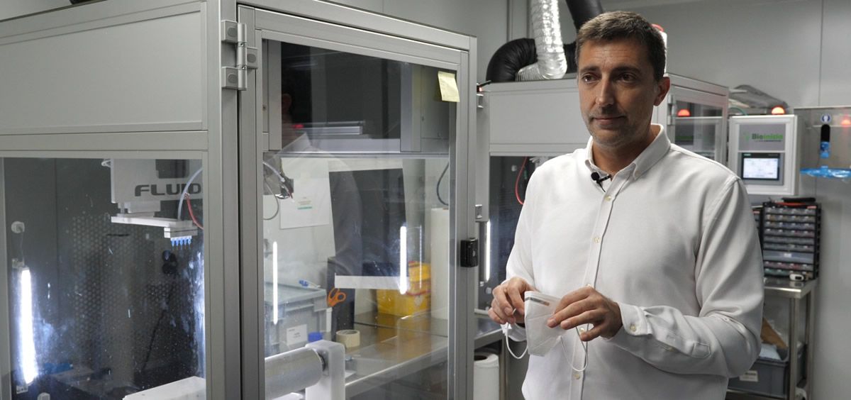 El investigador del CSIC, José María Lagarón, sujeta la primera mascarilla biodegradable del mundo equivalente a una FFP2 (Foto: Bioinicia)