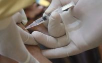 Profesional sanitario inyectando una vacuna contra la COVID 19. (Foto. Unsplash)