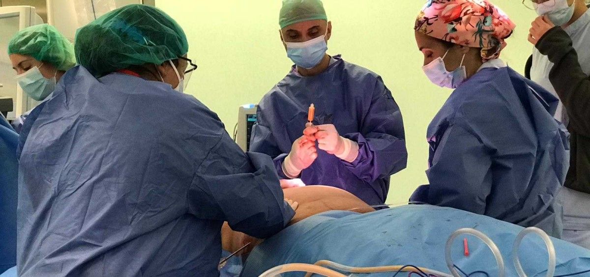 Cirugía realizada por el Área de Mama, coordinada por el Dr. Lorenzo Rabadán, en el centro de la imagen. (Foto Grupo Ribera)