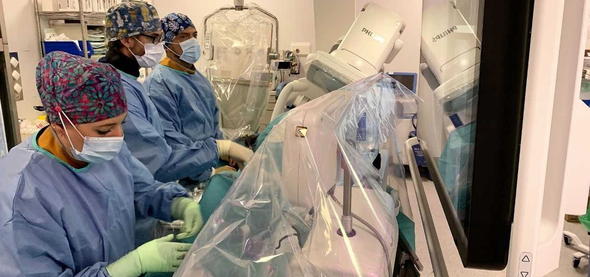 En la imagen el Dr. Jorge Palazuelos en el centro realizando un cateterismo en la Unidad de Hemodinámica del Hospital Quirónsalud Sur (Foto. Quirónsalud)