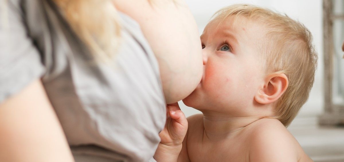 Bebé tomando el pecho. (Foto: Freepik)