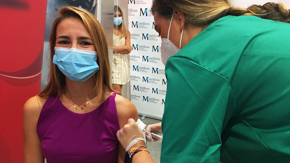 Los nuevos MIR se vacunan en el Colegio de Médicos de Las Palmas