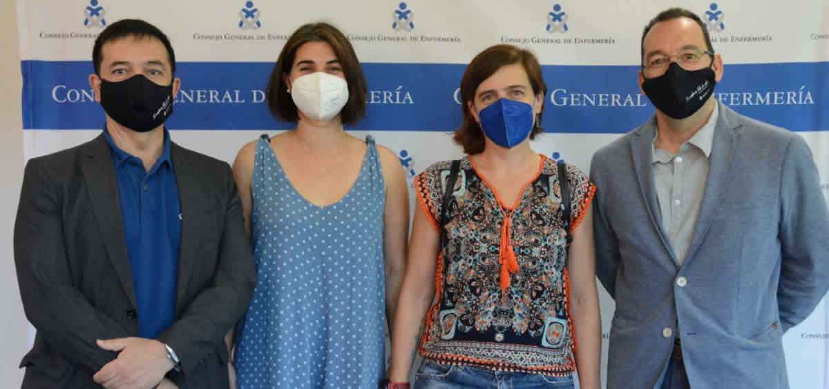 Los representantes de Enfermería con algunas sanitarias afectadas (Foto. CGE)