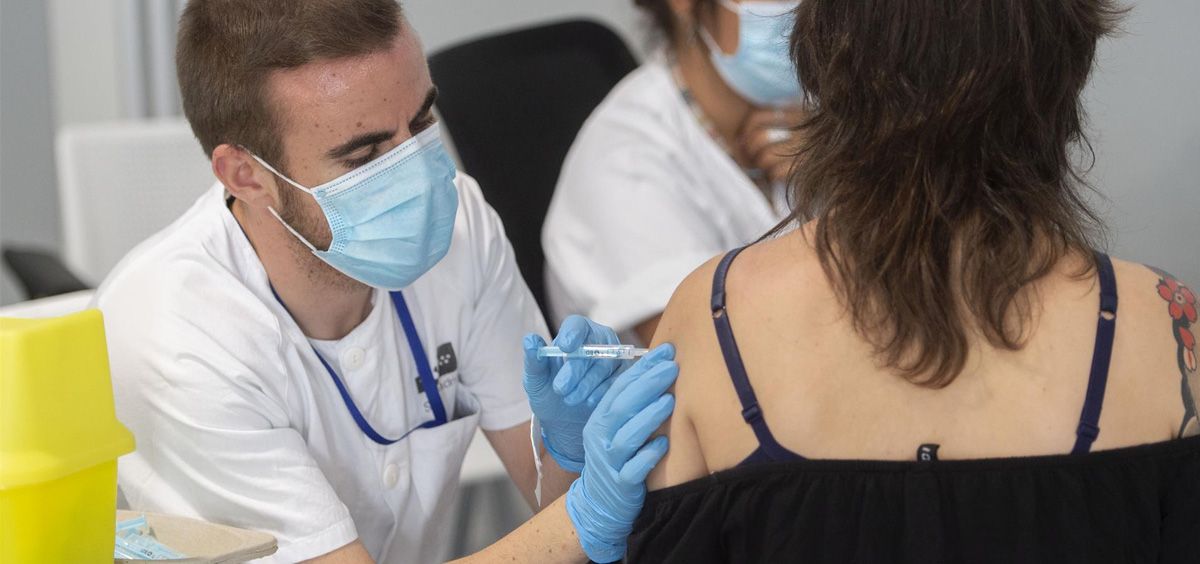 Una joven recibe la primera dosis de la vacuna contra la COVID 19 en el Hospital Zendal el día que comienza la vacunación a jóvenes madrileños a partir de 16 años en Madrid (Foto. Europa Press, Alberto Ortega