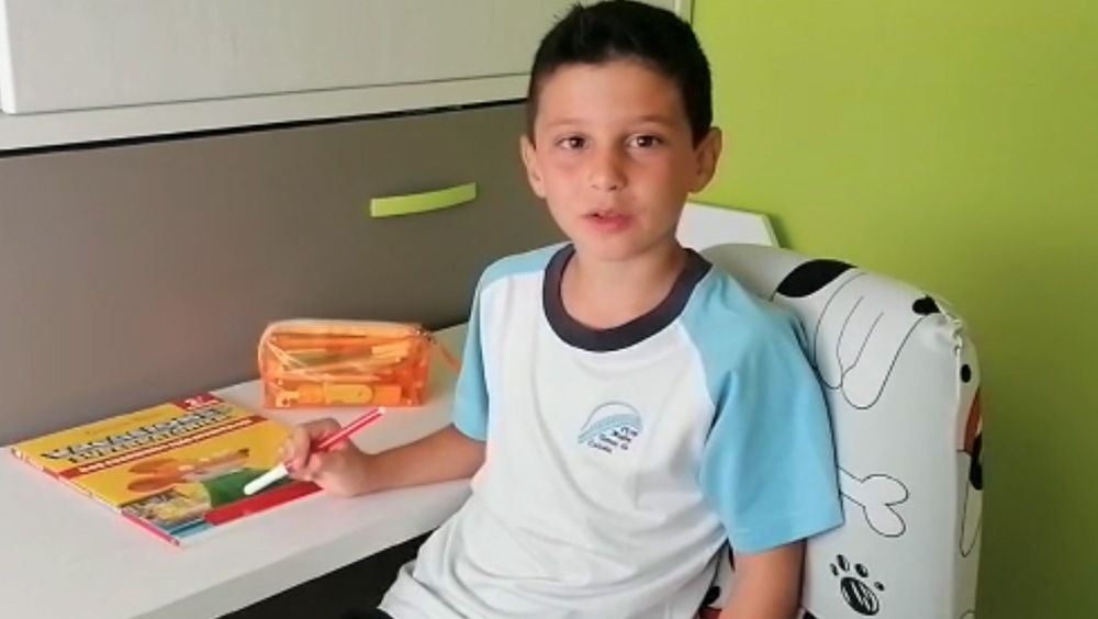 Un niño agradece la labor de los médicos del Hospital de Fuenlabrada
