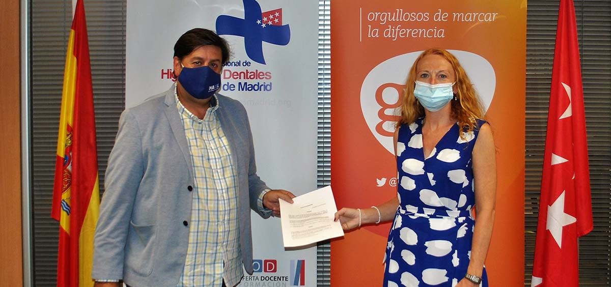 Helen Tomlinson y César Calvo en la renovación del acuerdo.