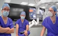 Los doctores León, García Olmo y Guadalajara en el quirófano de la FJD dotado con el robot quirúrgico Da Vinci