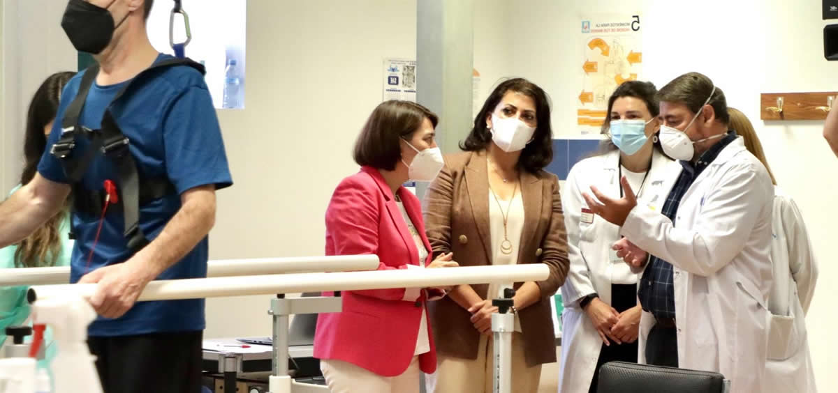 La presidenta del Gobierno riojano, Concha Andreu, junto a la consejera de Salud, Sara Alba, y personal sanitario del Hospital General de La Rioja (Foto: Gobierno de La Rioja)