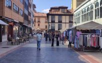 Personas con mascarilla en el entorno del Ayuntamiento de Oviedo y El Fontán (Foto. EP)