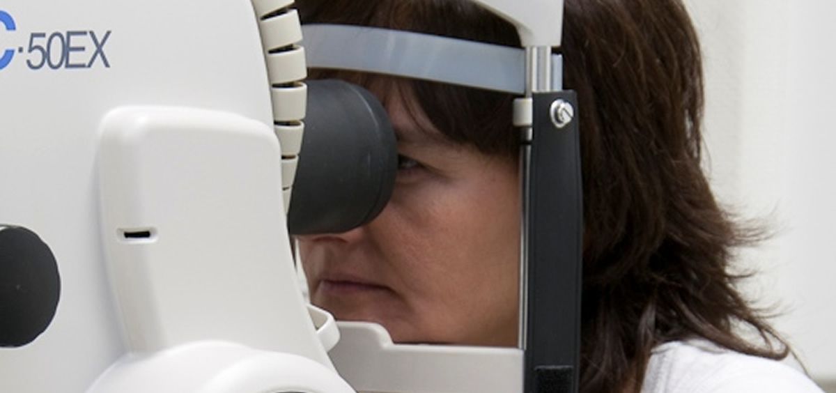 Una paciente se somete a un examen de visión ocular en el Hospital de Torrevieja (Foto: Hospital Torrevieja)