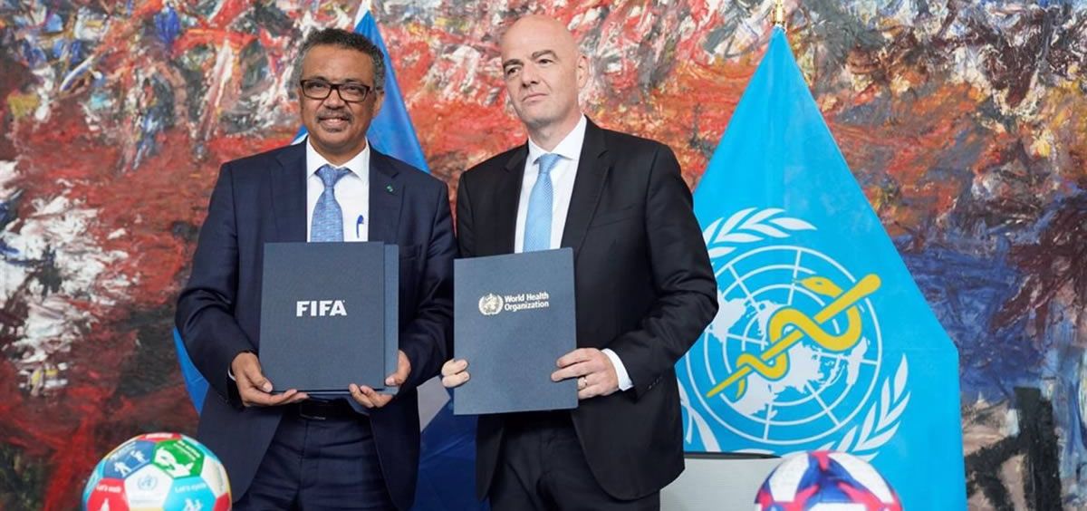 El director general de la OMS, Tedros Adhanom Ghebreyesus, y el presidente de la FIFA, Gianni Infantino, durante la firma del acuerdo en la sede de la OMS en Ginebra (Suiza) (Foto: OMS/C.BLACK)
