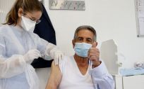 El presidente de Cantabria, Miguel Ángel Revilla, recibe la vacuna contra la Covid 19. (Foto. Gobierno de Cantabria. Europa Press)