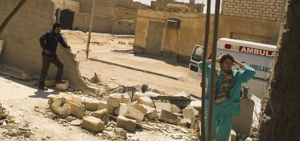 Medicos durante una visita a una clínica en la localidad libia de Adjdabiya, que fue destruida en abril de 2021. (Foto. ICRC ANDRÉ LIOHN. Europa Press)
