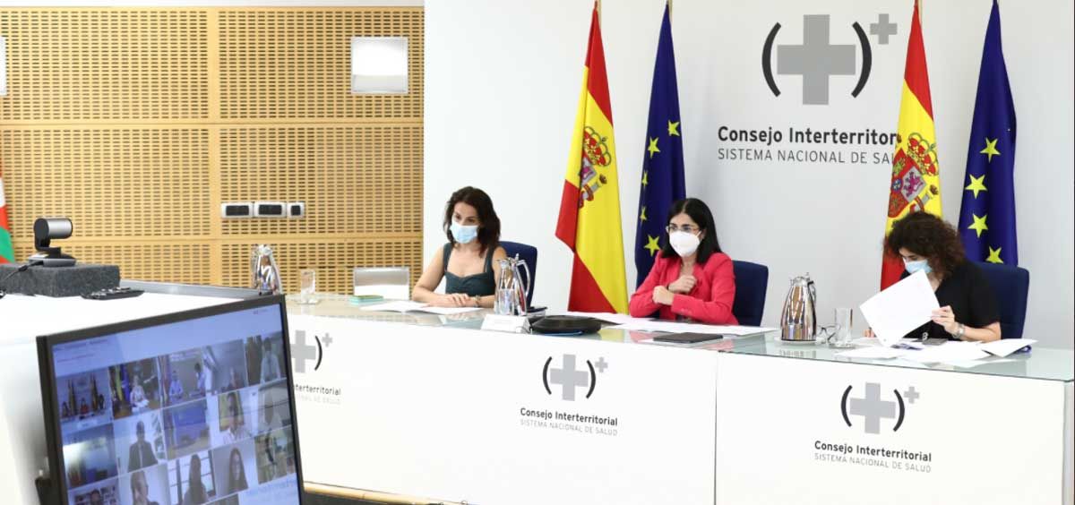 La ministra de Sanidad, Carolina Darias, preside el Consejo Interterritorial junto a Silvia Calzón, secretaria de Estado de Sanidad, y María José Sierra, jefa del CCAES (Foto. Ministerio de Sanidad)