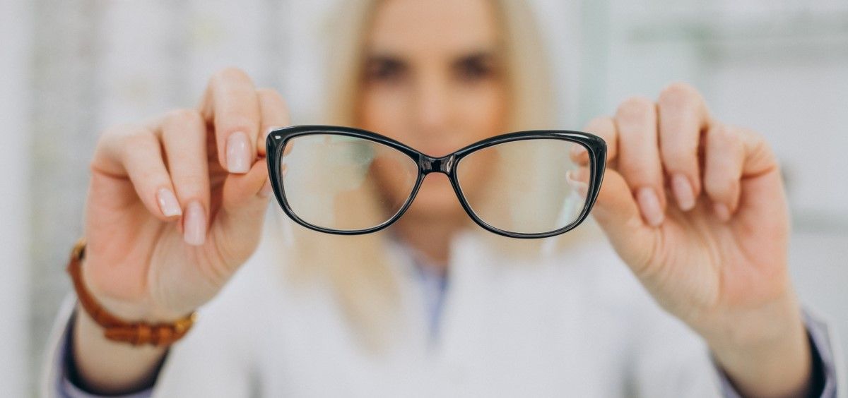 Una oftalmóloga sostiene unas gafas. (Foto. Freepik)