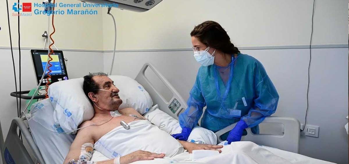 Santiago, el paciente con cardiopatía grave que sube a planta tras tres meses en la UCI, acompañado por una enfermera (Foto. Hospital Gregorio Marañón)
