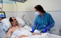Santiago, el paciente con cardiopatía grave que sube a planta tras tres meses en la UCI, acompañado por una enfermera (Foto. Hospital Gregorio Marañón)