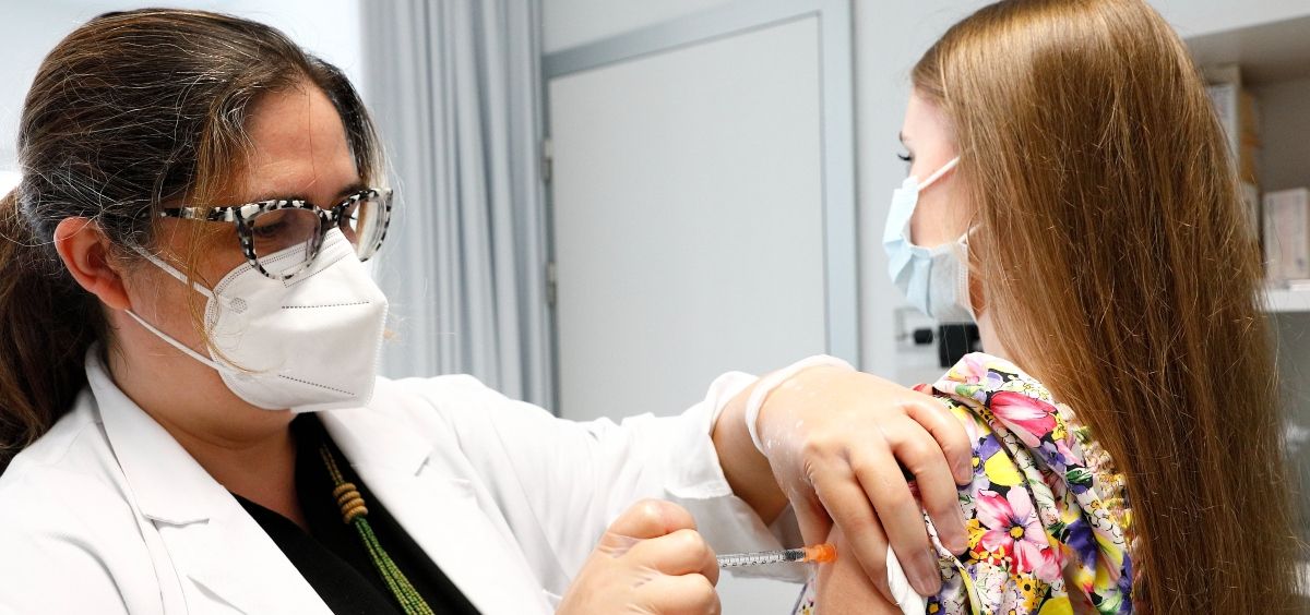 Una profesional sanitaria inyecta la vacuna frente al Covid-19 a una joven (Foto: Gobierno de Aragón)