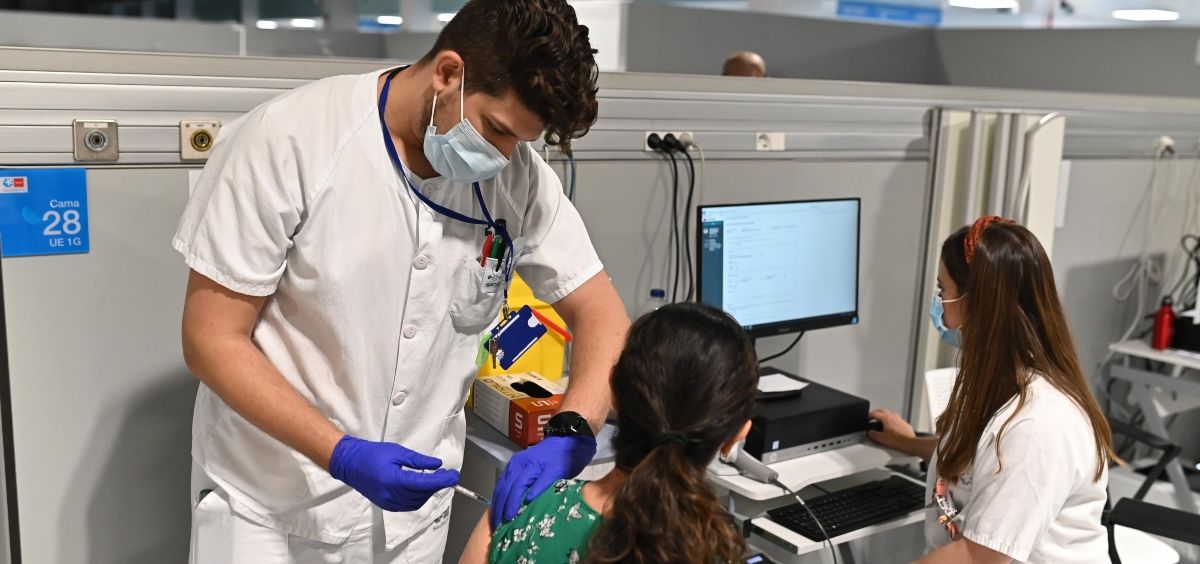 Un profesional sanitario administra una vacuna frente al Covid-19 (Foto: CAM)
