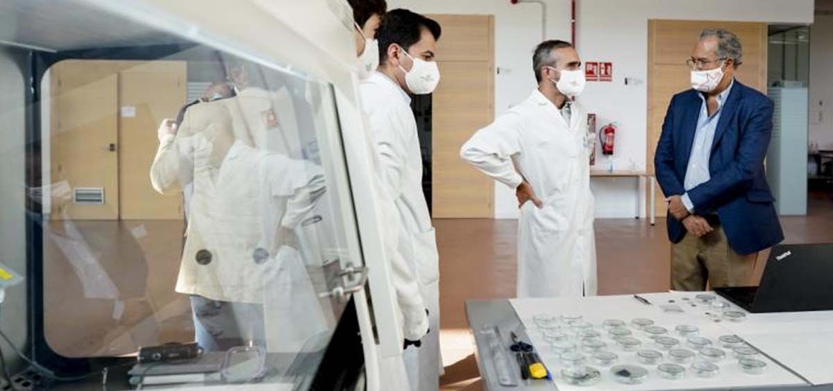 El consejero de Educación, Universidades, Ciencia y portavoz del Gobierno de la Comunidad de Madrid, Enrique Ossorio, visita el nuevo laboratorio del IMDEA (Foto. Comunidad de Madrid)