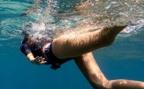 Una mujer nadando en el océano (Foto: Freepik)