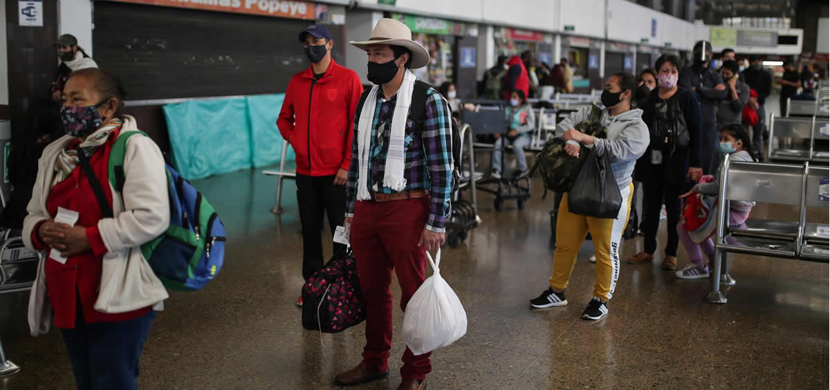 Un grupo de pasajeros del Aeropuerto Internacional de Bogotá (Foto: Jhon Paz/Xinhua News/Contactophoto)
