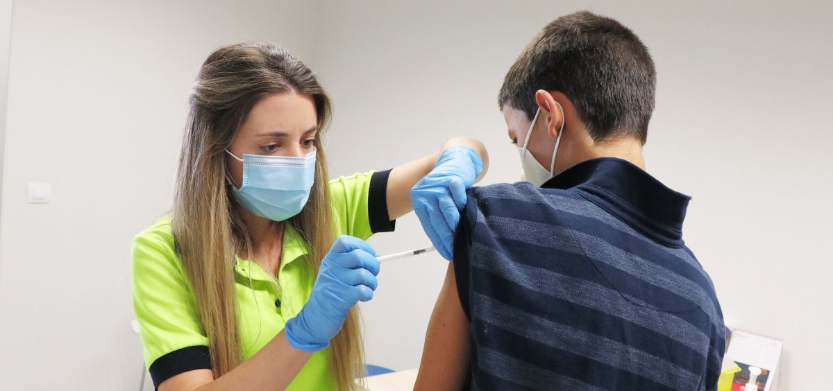 Una enfermera vacuna frente al Covid-19 a un joven (Foto: Junta de Castilla La Mancha)