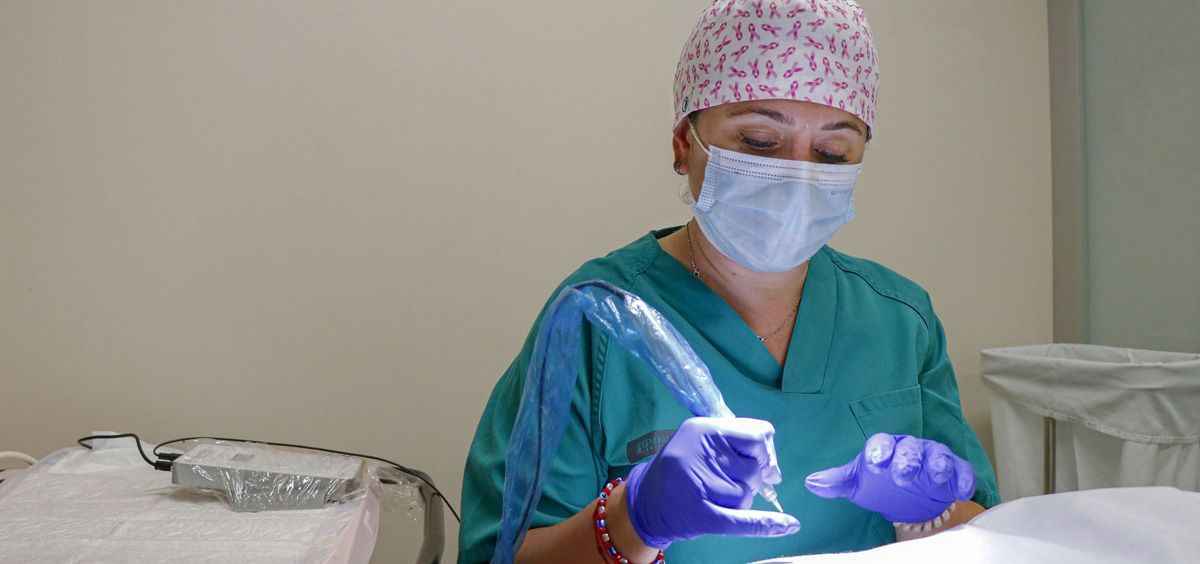 La consulta de enfermería reconstruye con microprigmentación la areola del pecho (Foto. GVA)