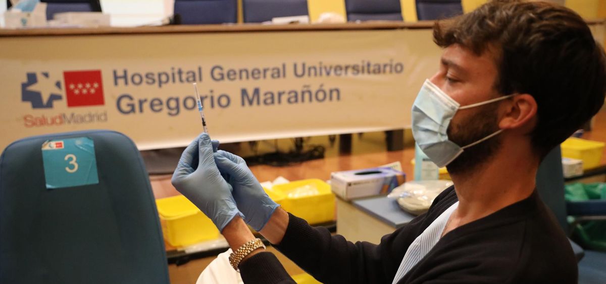 Un enfermero prepara una vacuna Covid 19 en el Gregorio Marañón (Foto. Europa Press)
