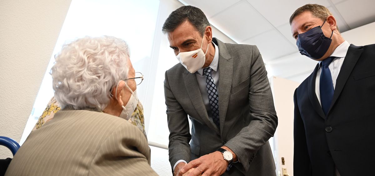 Pedro Sánchez, presidente del Gobierno, saluda a Araceli, la primera persona vacunada en España (Foto: Pool Moncloa)