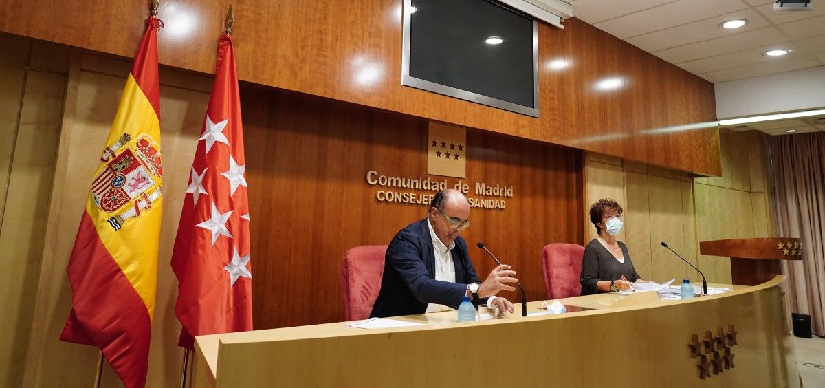 El viceconsejero de asistencia sanitaria y salud pública, Antonio Zapatero, y la directora general de salud pública, Elena Andradas.  (Foto. Comunidad de Madrid)