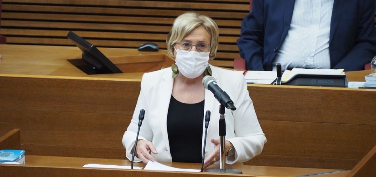 La consejera de Sanidad de la Comunidad Valenciana, Ana Barceló, en las Cortes anunciando la vacunación sin cita en todos los centros masivos de vacunación (Foto. GVA)