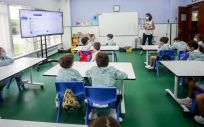Varios niños escuchan las explicaciones de su profesora en una clase del colegio Virgen de Europa durante el primer día de clase del curso 2021-22, en Boadilla del Monte (Foto: Ricardo Rubio - EP)