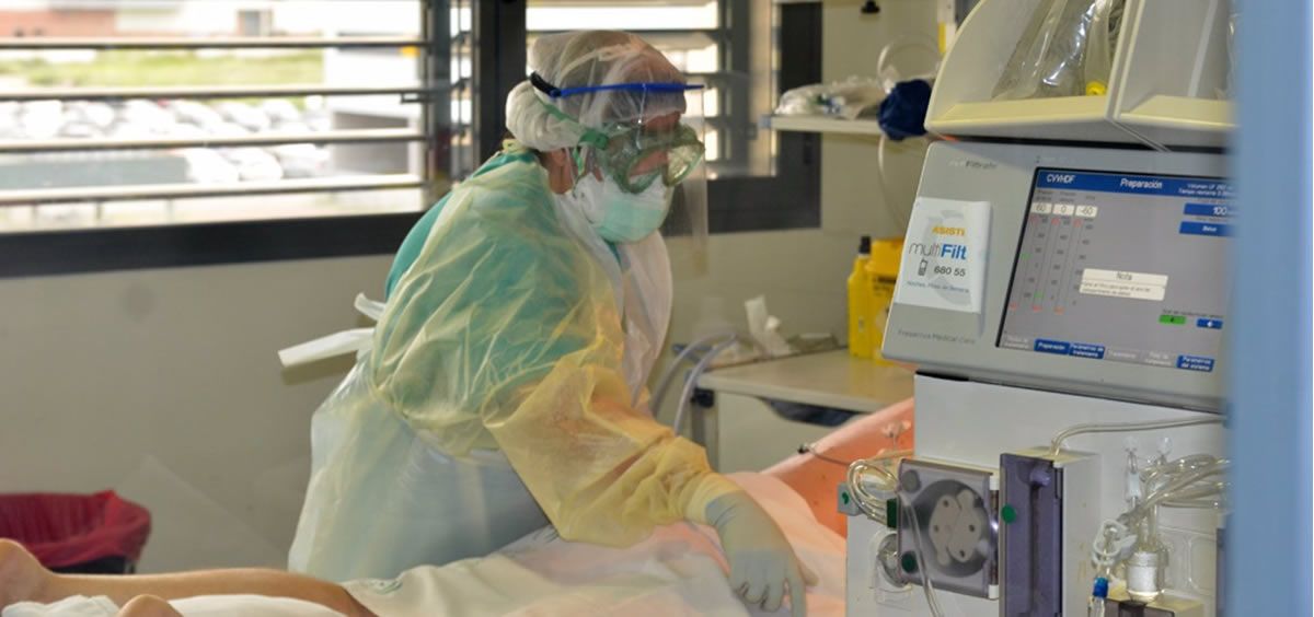 Atención a un paciente Covid en la UCI (Foto: Junta de Andalucía)
