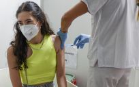 Una adolescente se vacuna de la primera dosis frente al Covid-19 (Foto: Jorge Gil - Europa Press)