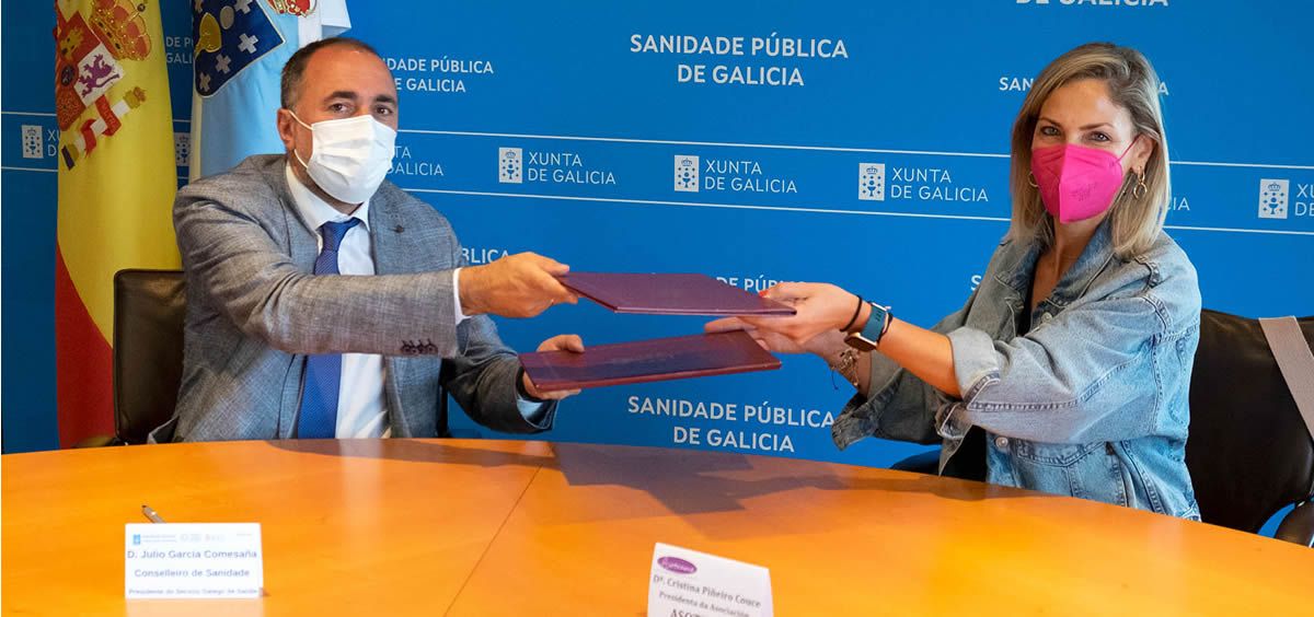 El consejero de Sanidad, Julio García Comesaña, y la presidenta de Asotrame, Cristina Piñeiro Couce, firma el convenio de colaboración (Foto: Xunta de Galicia)