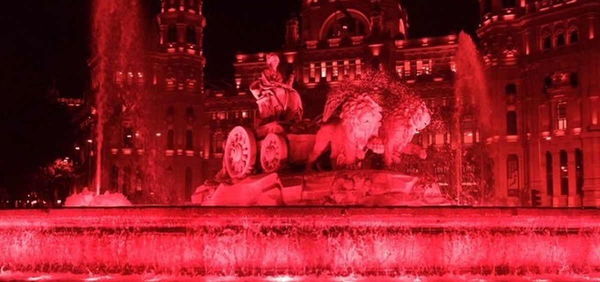 La fuente de Cibeles iluminada de rojo (Foto: Ayuntamiento de Madrid)
