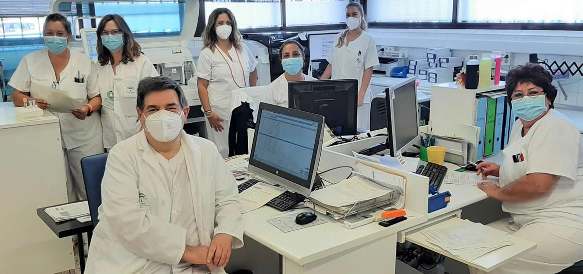 El equipo del Servicio de Análisis Clínico y Microbiología del Hospital Infanta Elena de Huelva (Foto: Junta de Andalucía)