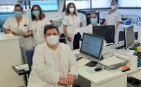 El equipo del Servicio de Análisis Clínico y Microbiología del Hospital Infanta Elena de Huelva (Foto: Junta de Andalucía)