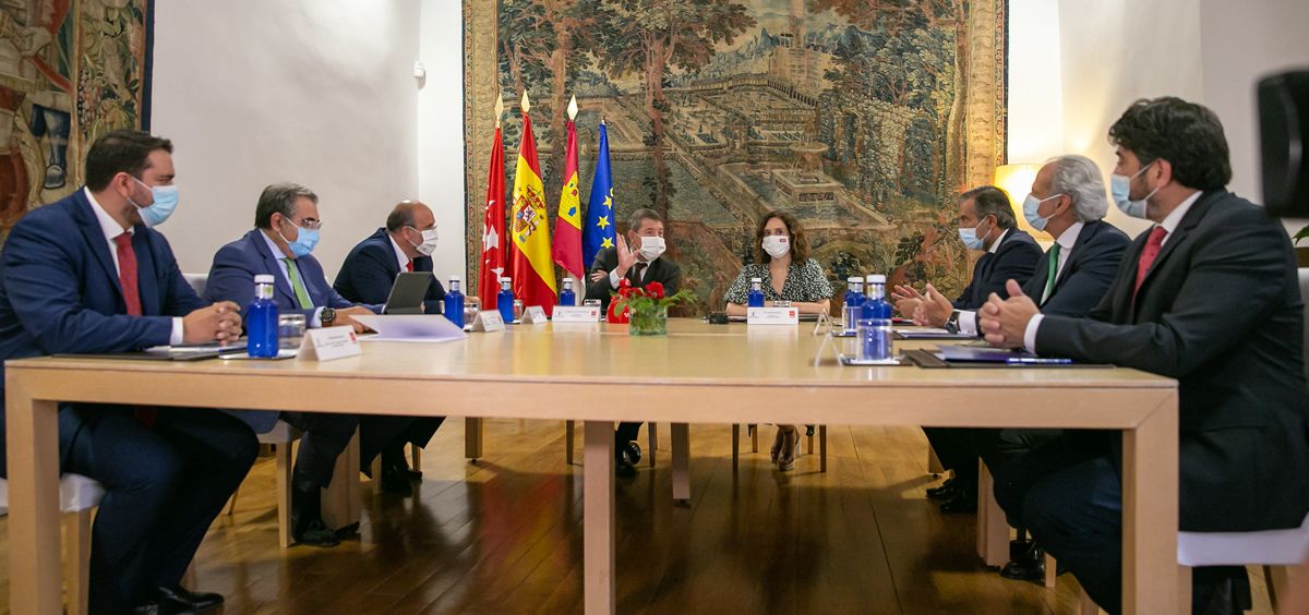 Emiliano García Page e Isabel Díaz Ayuso, junto a representantes del Gobierno de Castilla-La Mancha y la Comunidad de Madrid (Foto: JCCM)