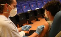 Una sanitaria después de vacunar a un menor contra el coronavirus en el Hospital General Universitario Gregorio Marañón. (Foto. Isabel Infantes. Europa Press)