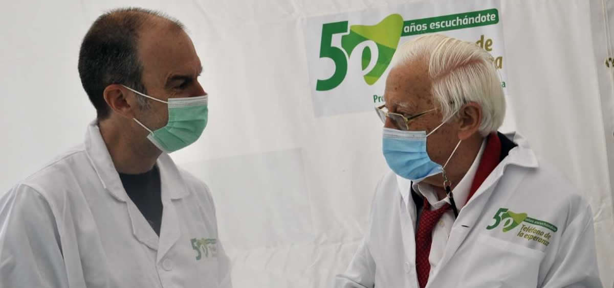 José Luis Perrinó y el padre Ángel en el hospital de campaña entregando el medicamento para la salud mental (Foto. Teléfono de la Esperanza)