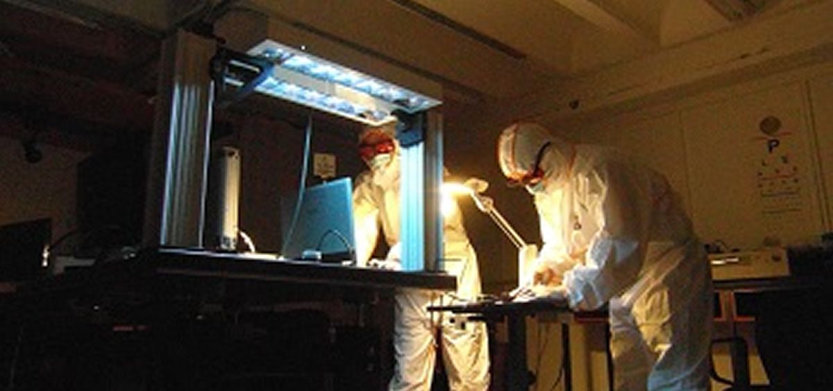 Tareas de calibración de las lámparas ultravioleta en los laboratorios de la UCM (Foto: Javier Alda)